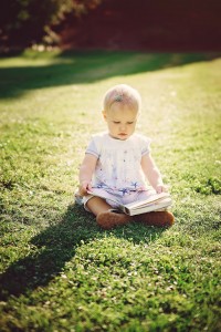 kleines Mädchen, Sommer, Buch, Park, Familienshooting, Spaß, Übach-Palenberg, Astrid Ebert Fotografie