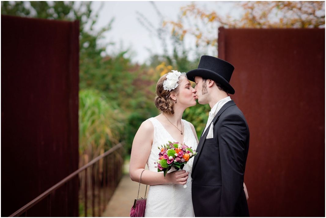 Kuss_Hochzeit_Jülich_Brückenkopfpark_Zitadelle_Hochzeitsfotografie_Hochzeitsreportage_Astrid Ebert Fotografie_0001