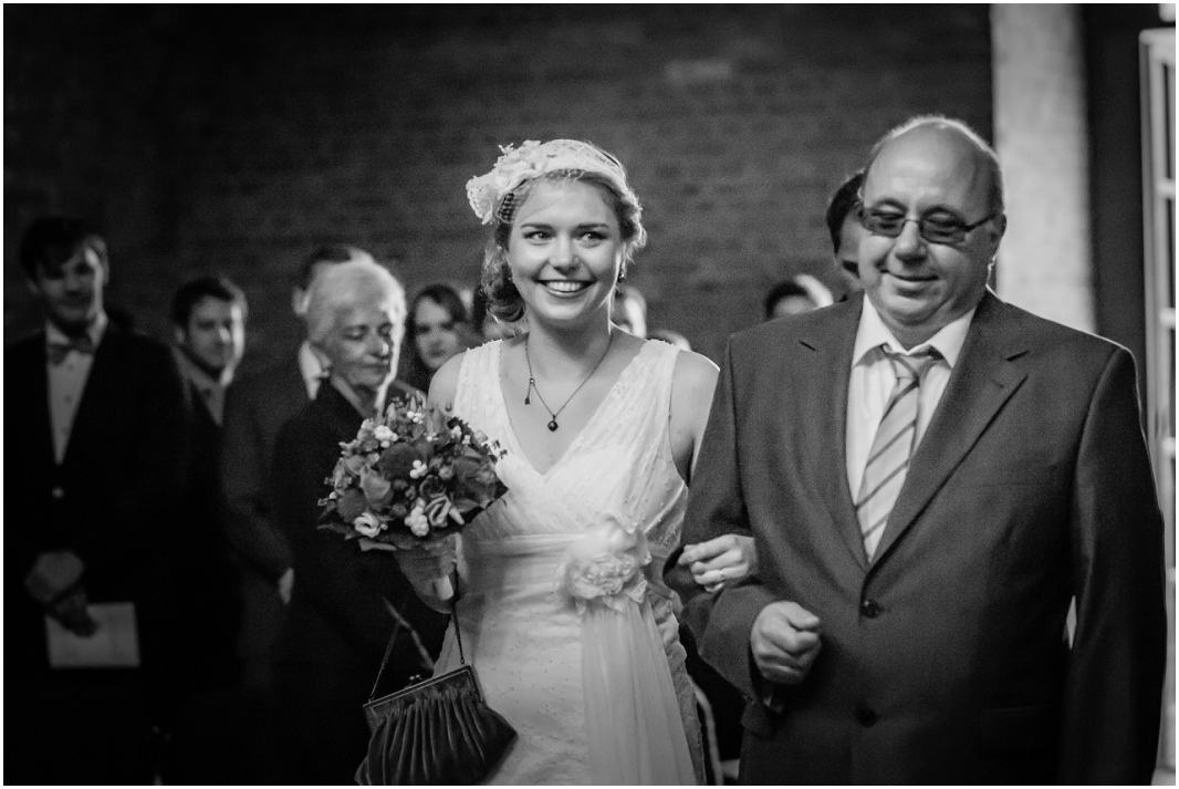 Einzug Kirche_Hochzeit_Jülich_Brückenkopfpark_Zitadelle_Hochzeitsfotografie_Hochzeitsreportage_Astrid Ebert Fotografie_0001