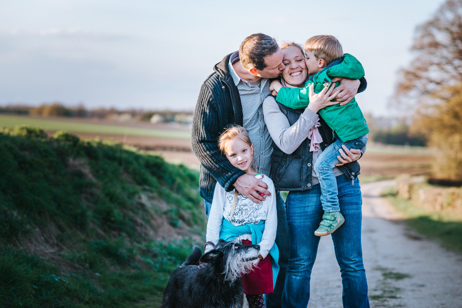 Lebendige Familienfotografie bei einem Spaziergang in Aachen Horbach