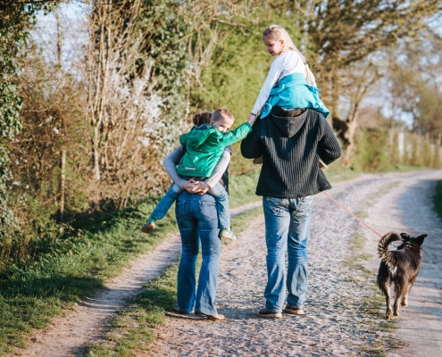 Familienbilder mit Hund bei einem Spaziergang in Aachen