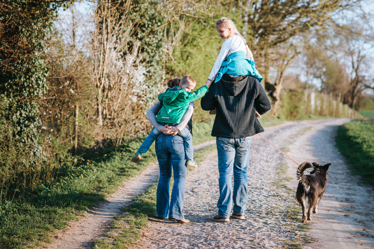 Familienbilder mit Hund bei einem Spaziergang in Aachen