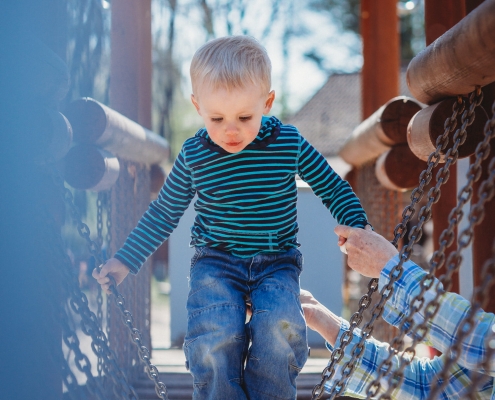 Balancieren auf dem Spielplatz