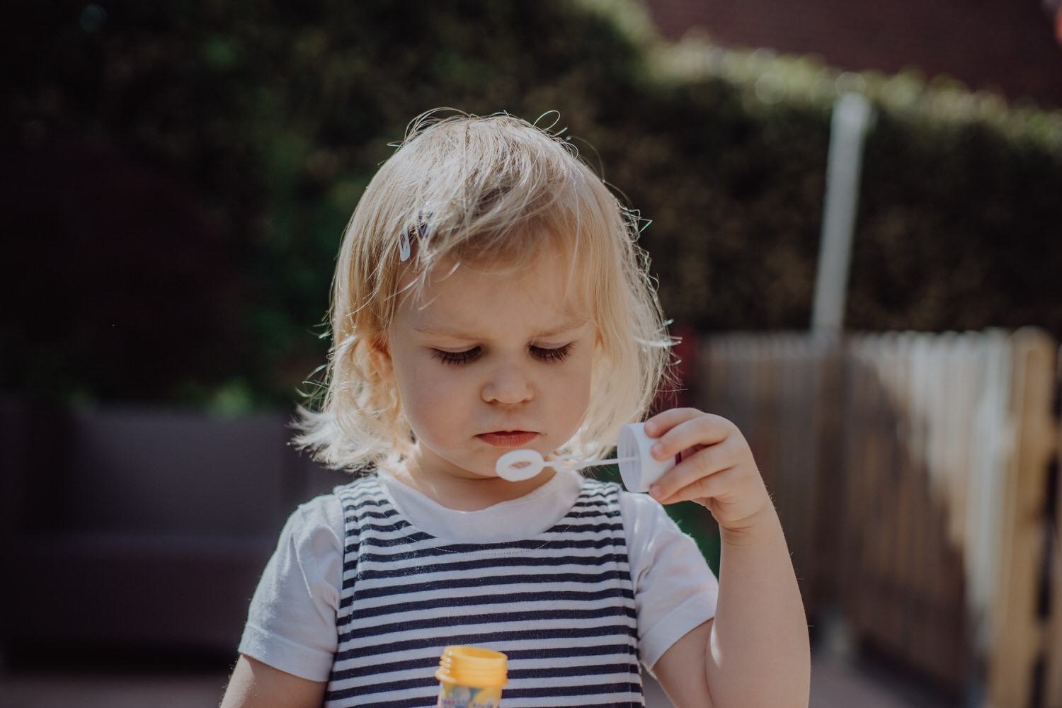 kleines Mädchen mit Seifenblasen