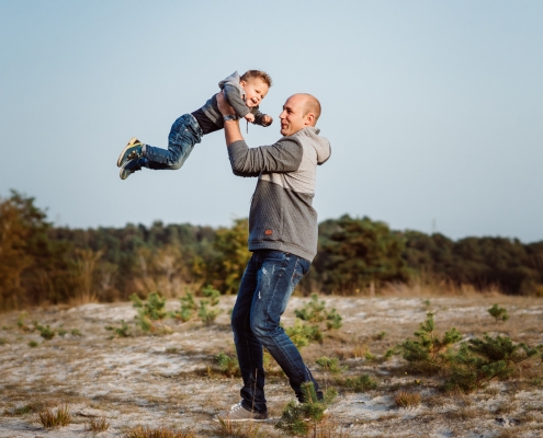 Vater mit Sohn in der Natur | Familienfotografie Aachen