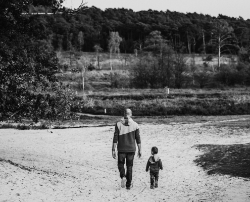 Vater mit Sohn | Schwarz Weiß Fotografie | Familienfotografie Aachen
