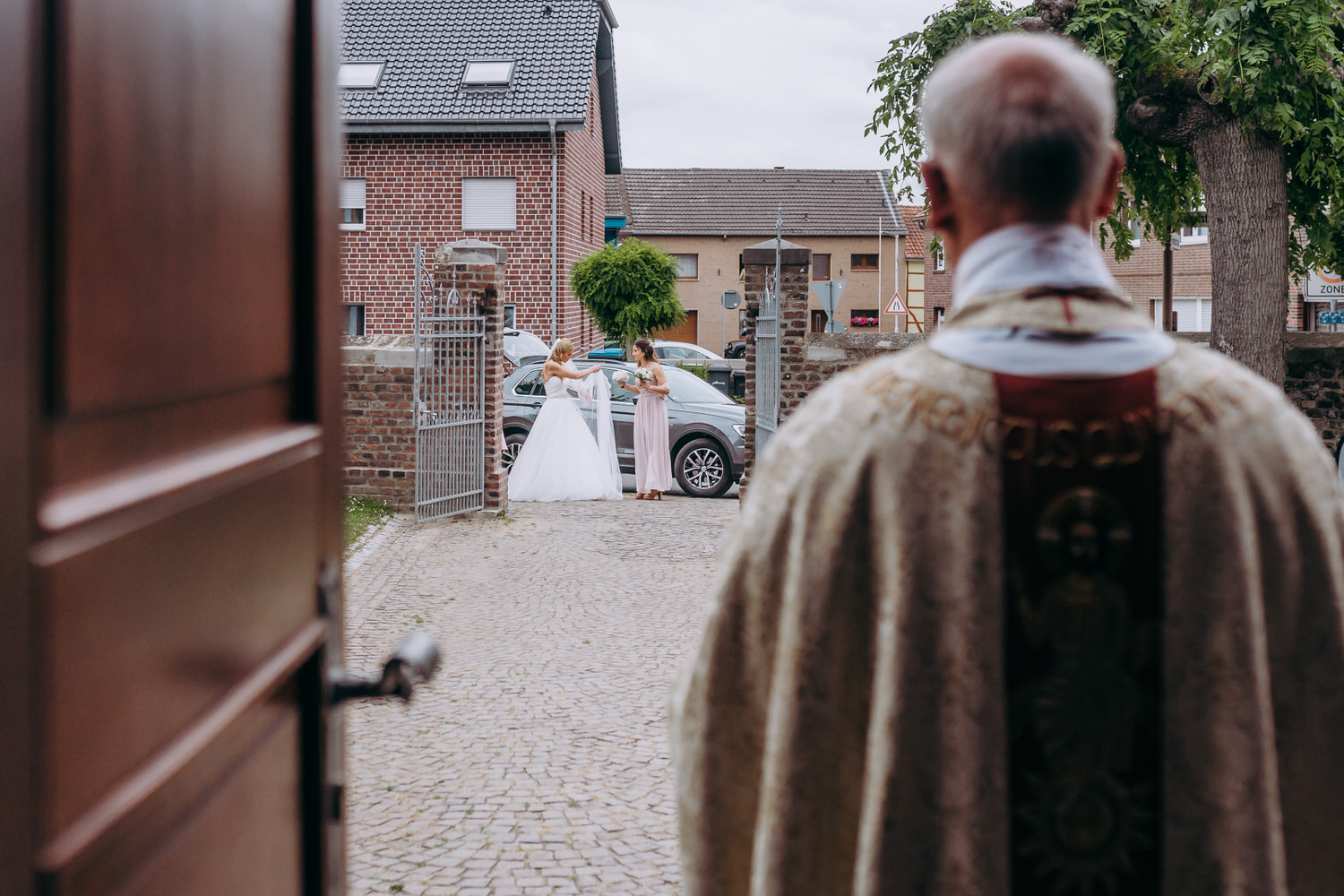 Ankunft Braut an der Kirche