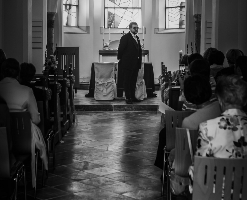 wartender Bräutigam in der Kirche