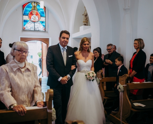 Einzug der Braut mit ihrem Vater in der Kirche