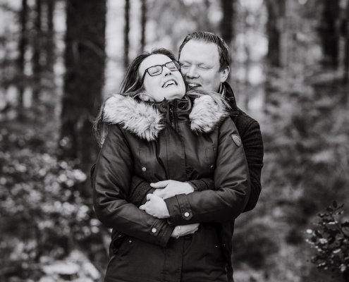 Lachendes Paar bei Shooting im Winter