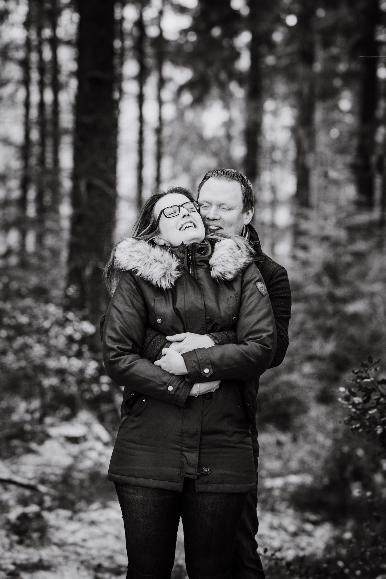 Lachendes Paar bei Shooting im Winter