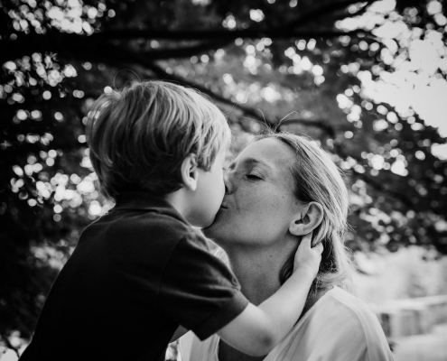 Mama bekommt einen Kuss von ihrem Sohn