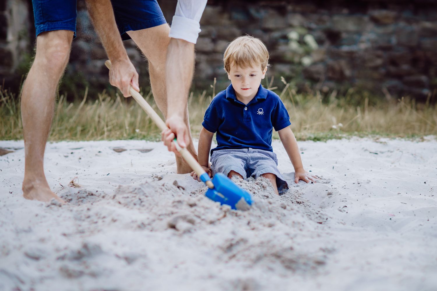 Spiele im Sandkasten mit Vater und Sohn
