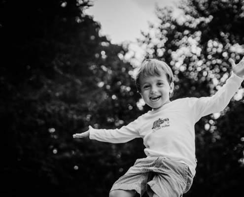 strahlender kleiner Junge beim Familienshooting