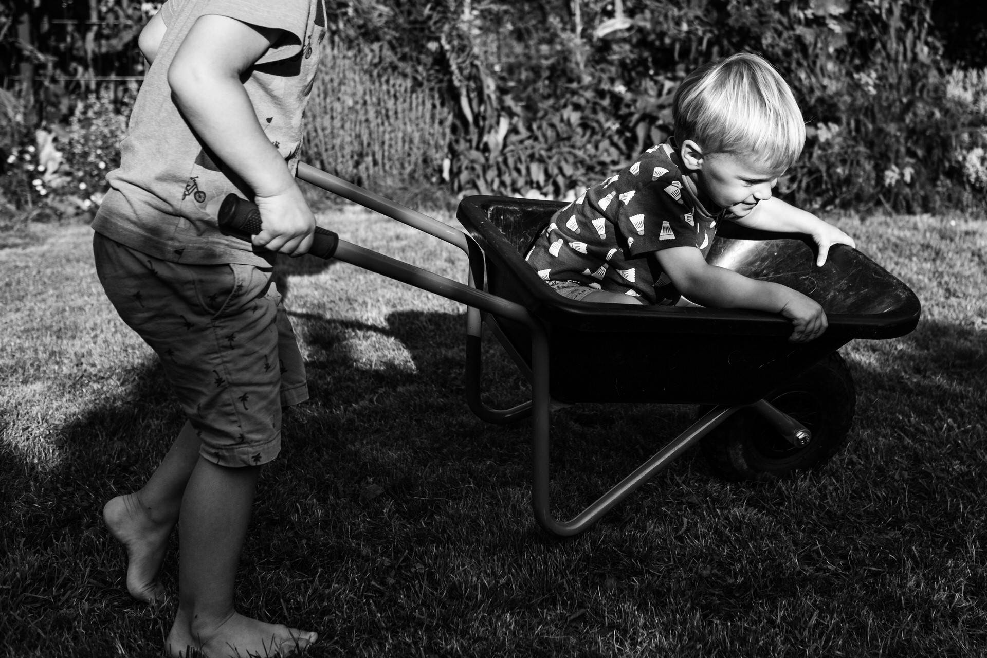 spielenden Kinder mit Schubkarre