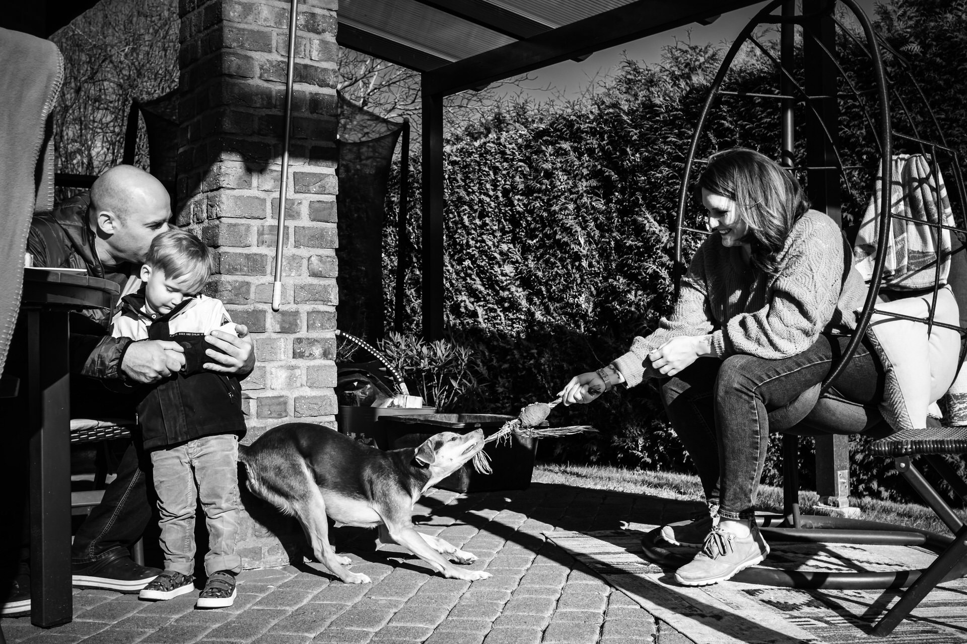 Familienbild mit Hund auf der Terrasse