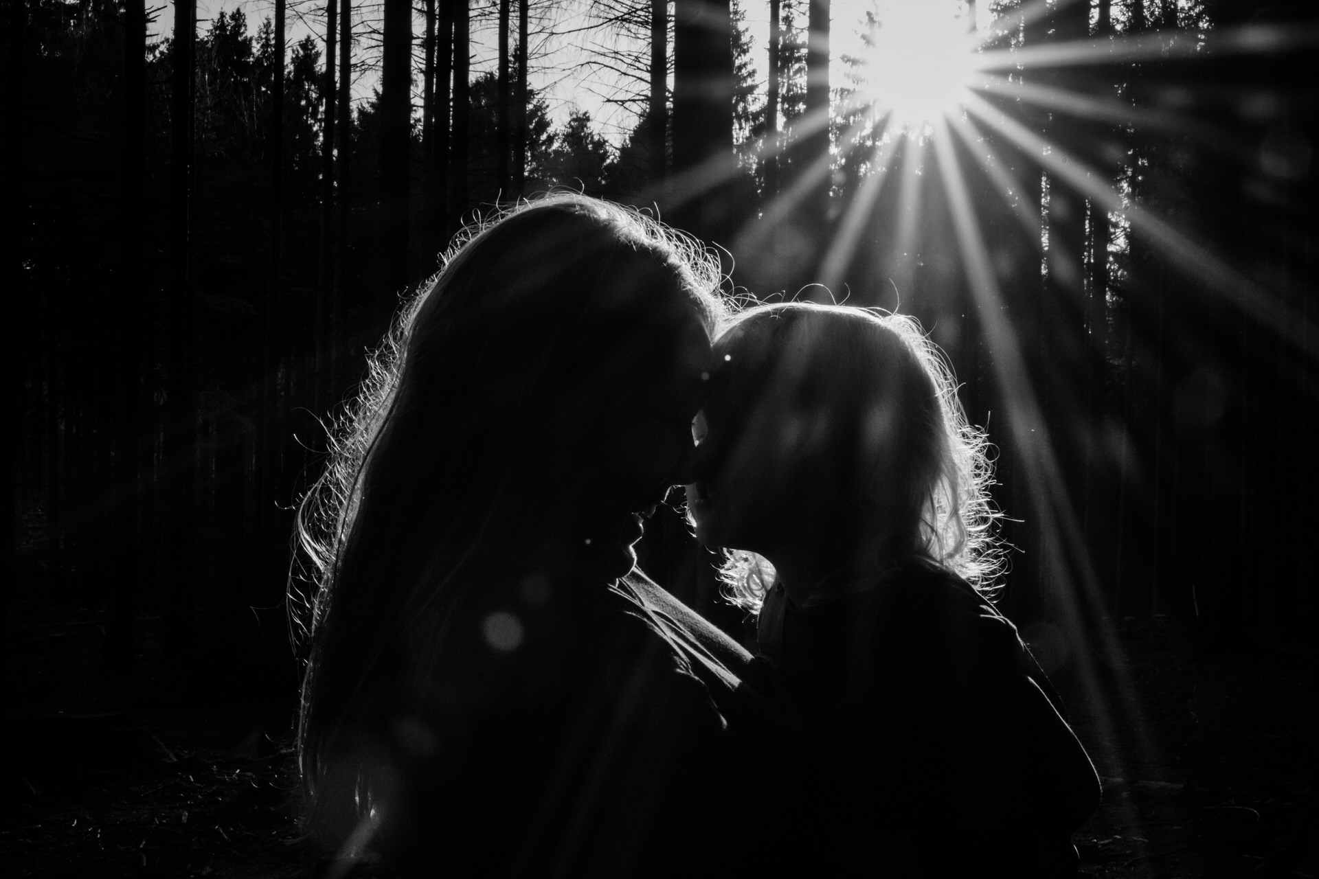 Mutter mit Kind Silhouette im Wald